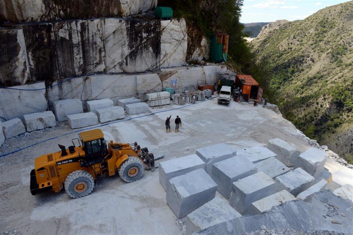 piazzale esterno Cava 61 Valpulita Carrara